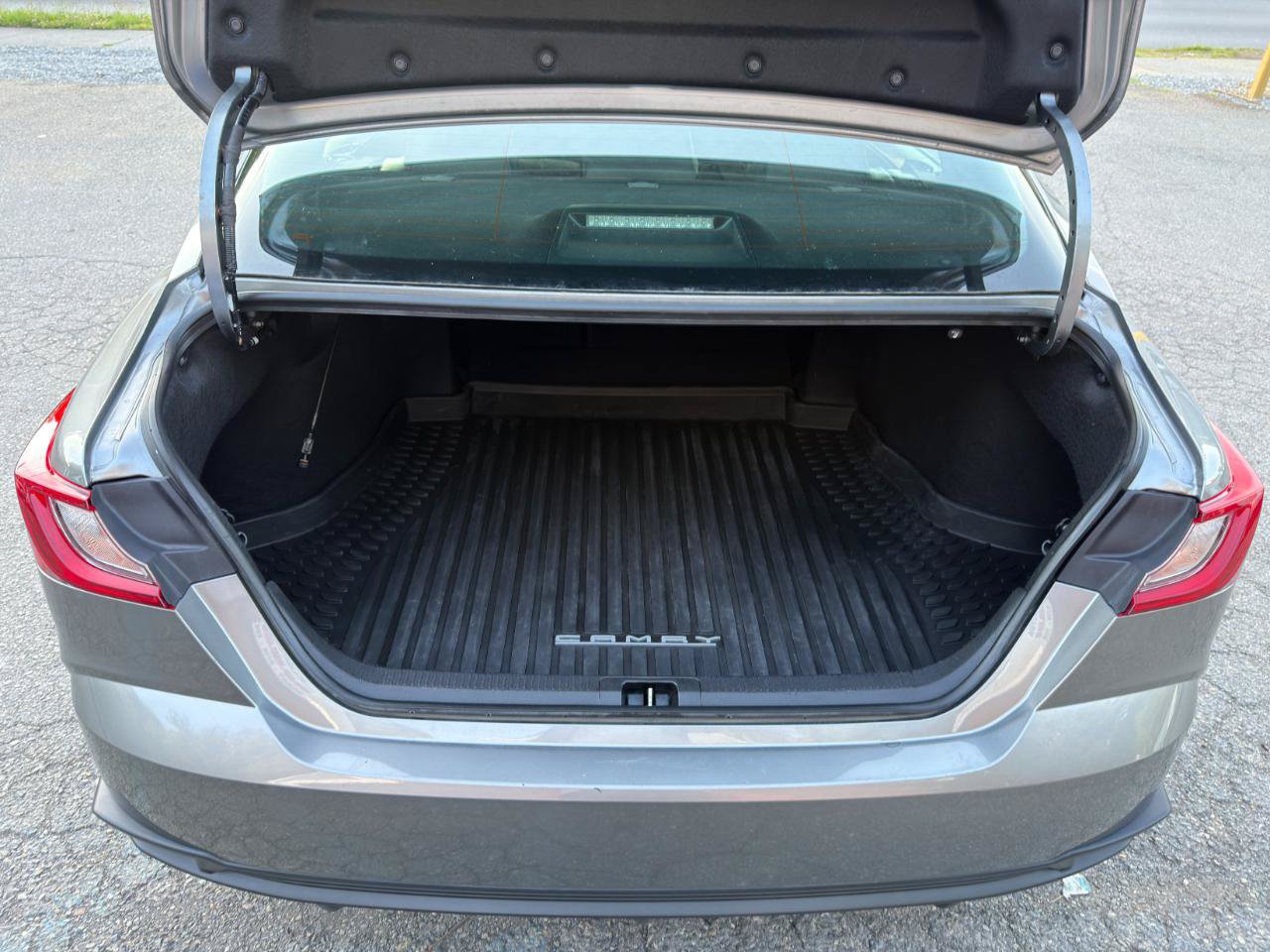Used 2025 Toyota Camry SE w/ Convenience Package FWD image 13
