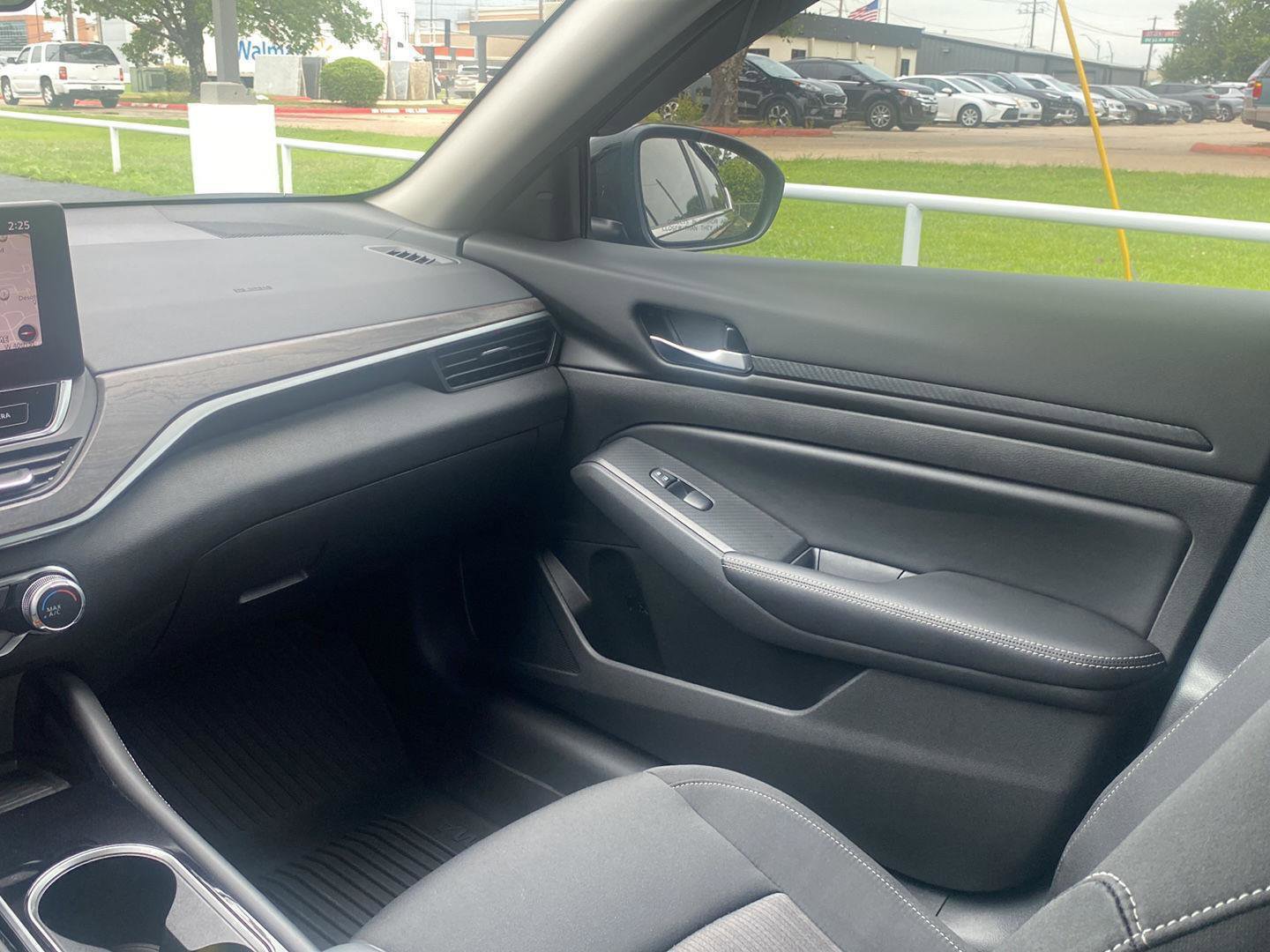 Used 2024 Nissan Altima 2.5 SV w/ SV Premium Package FWD image 11