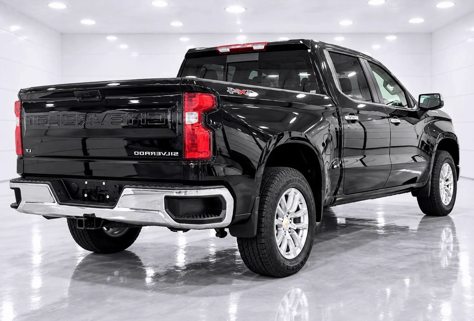 Used 2023 Chevrolet Silverado 1500 LT AWD/4WD image 5