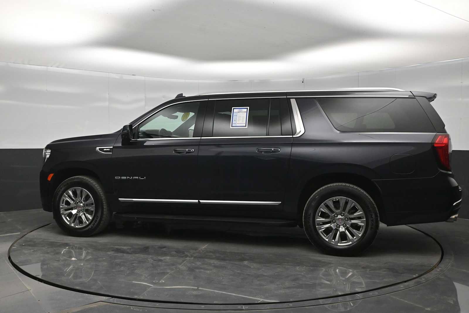 Used 2024 GMC Yukon XL Denali w/ Advanced Technology Package AWD/4WD image 5