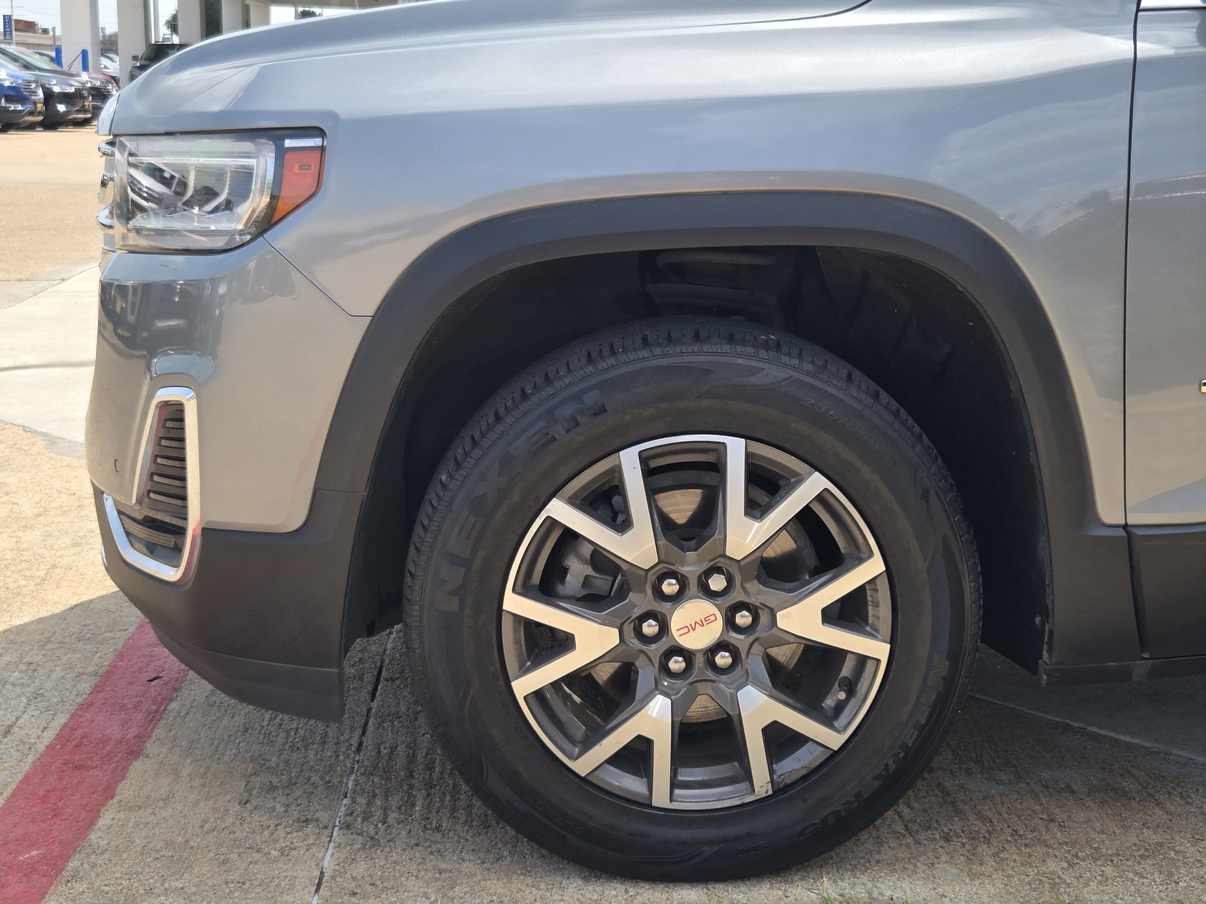 Used 2023 GMC Acadia SLE w/ Driver Convenience Package FWD image 5