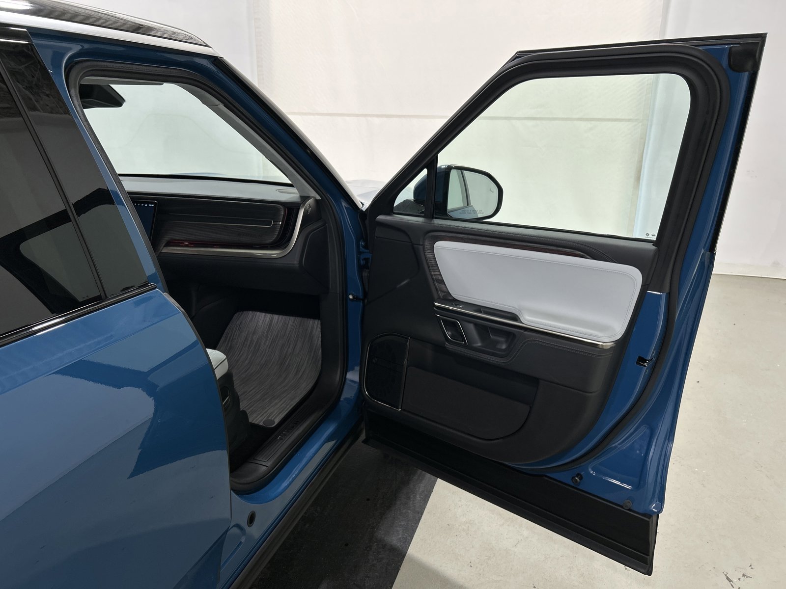 Used 2023 Rivian R1S Adventure AWD/4WD image 18