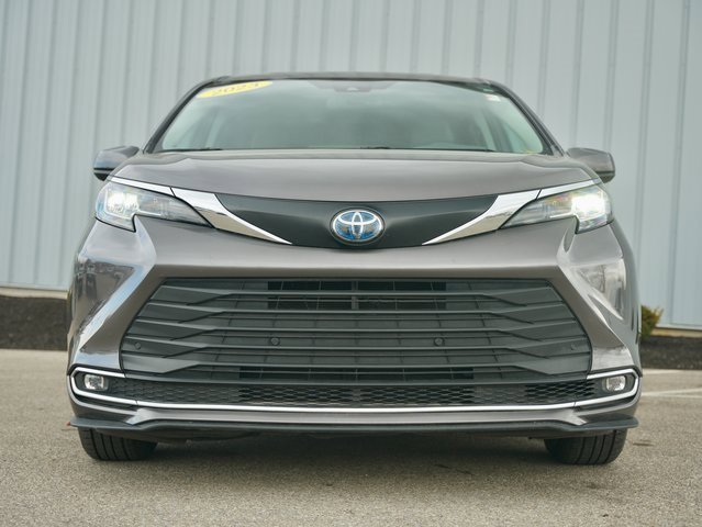 Used 2023 Toyota Sienna XLE image 3