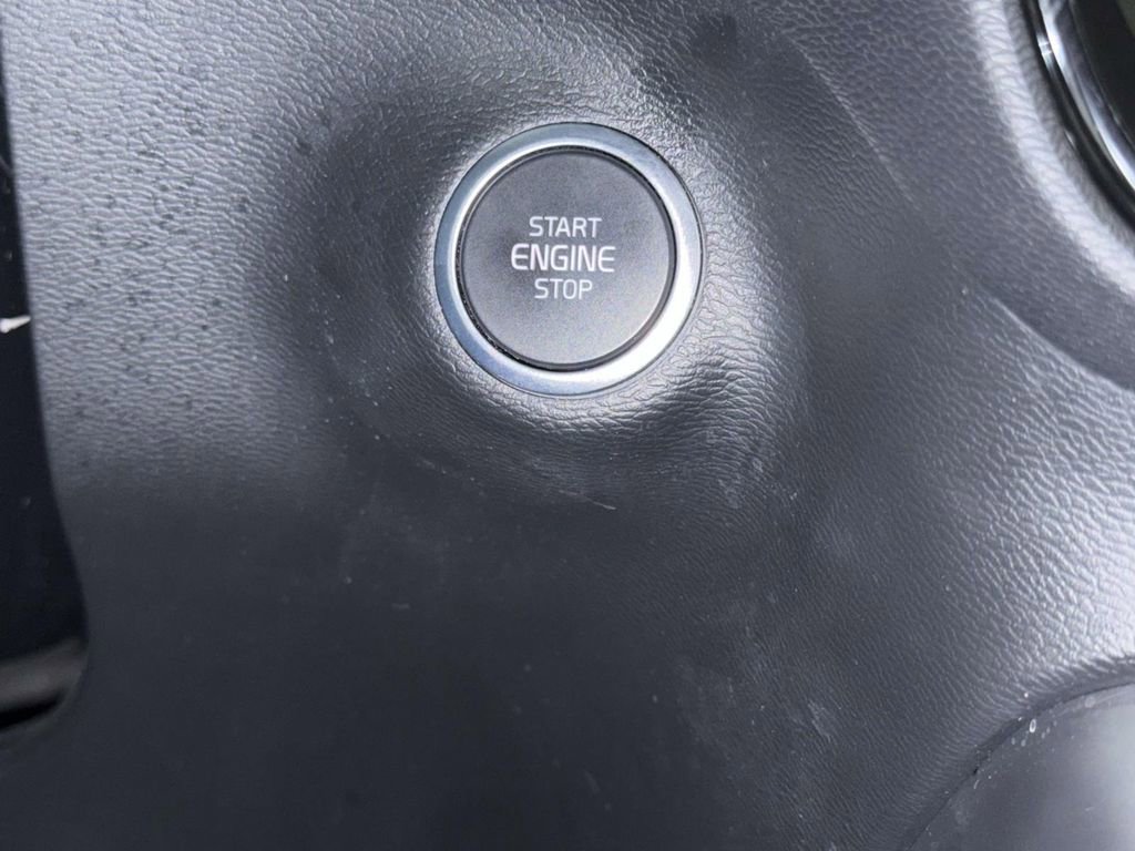 Used 2023 Volvo XC40 B4 Core w/ Convenience Package image 25