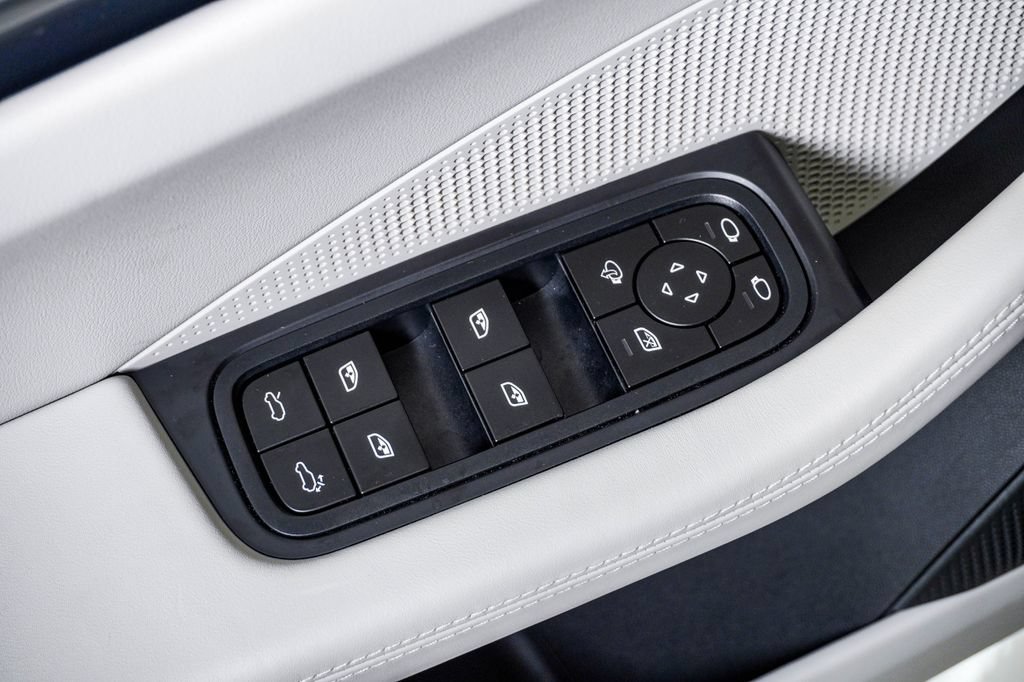 Certified 2025 Porsche Macan 4S Electric AWD/4WD image 27