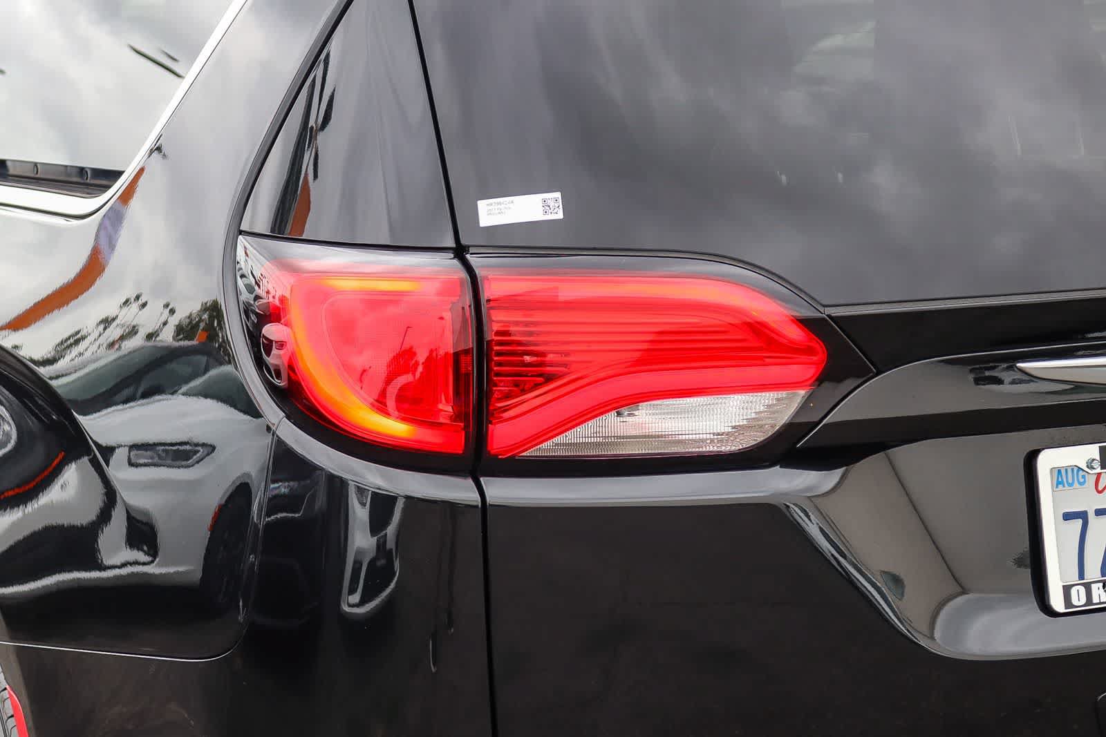Used 2017 Chrysler Pacifica Limited FWD image 7