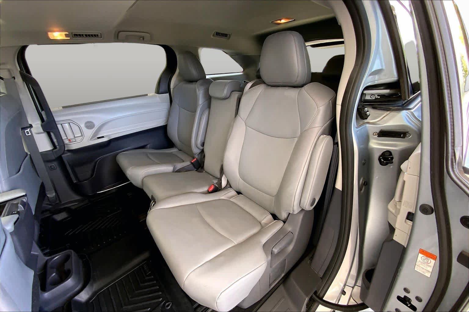 Used 2021 Toyota Sienna XLE FWD image 21