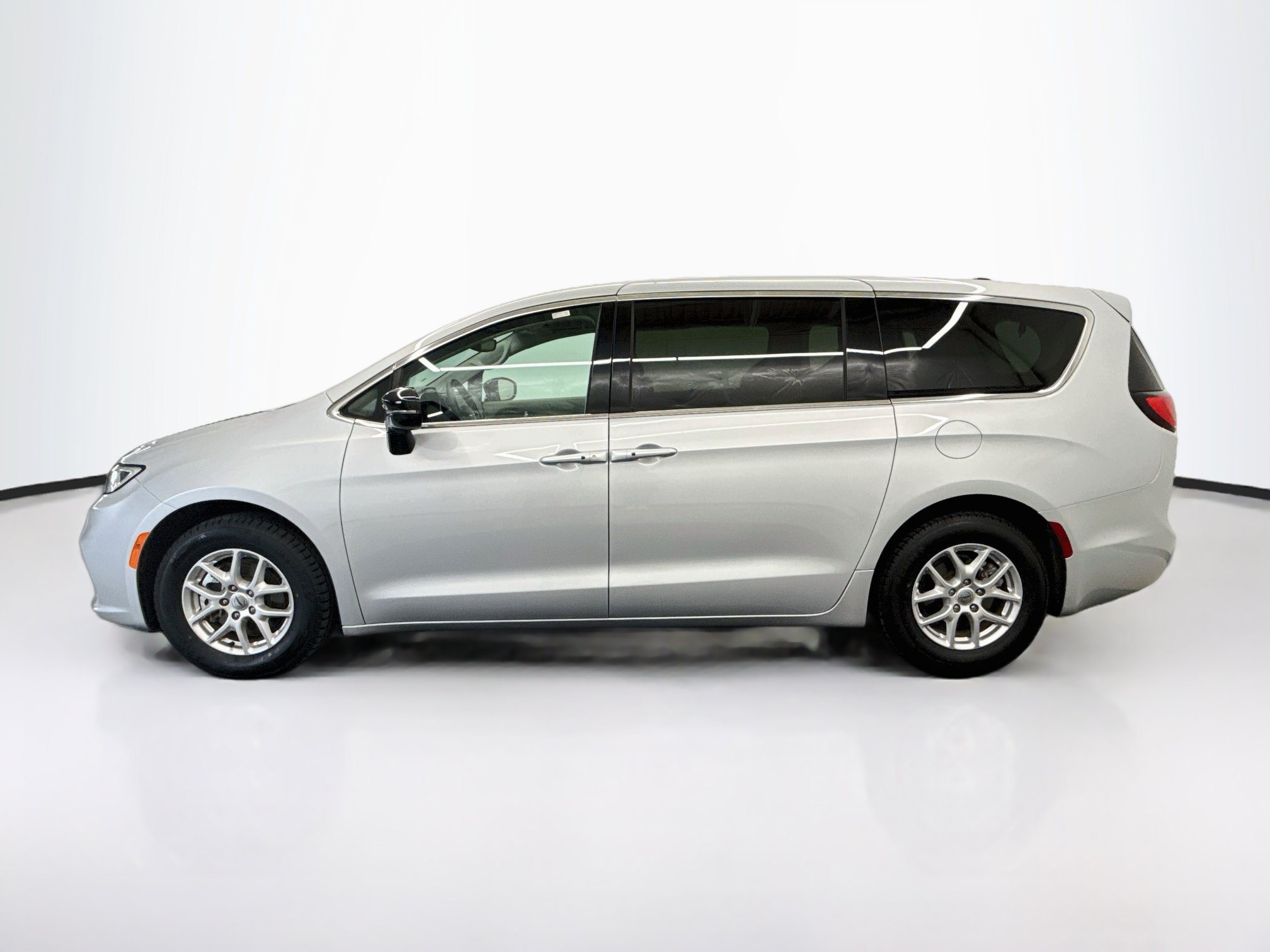 Used 2024 Chrysler Pacifica Touring-L FWD image 4