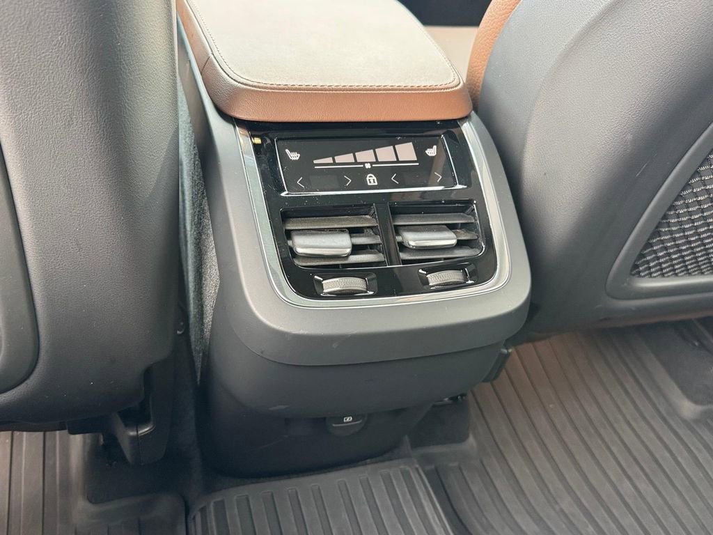 Certified 2025 Volvo XC90 B6 Plus w/ Protection Package image 11