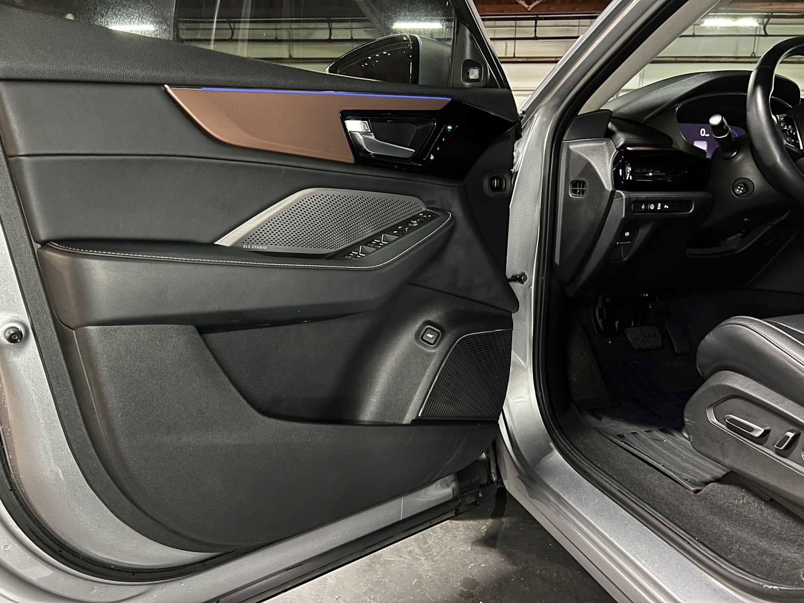 Used 2022 Acura MDX SH-AWD w/ Technology Package image 21