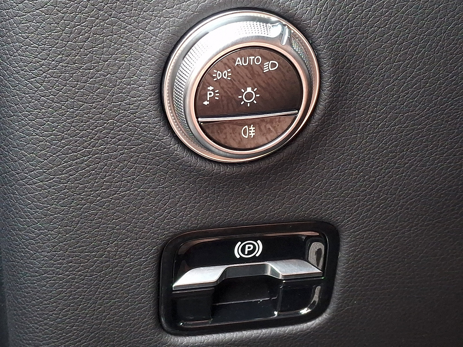 Used 2024 Mercedes-Benz GLC 300 4MATIC image 24
