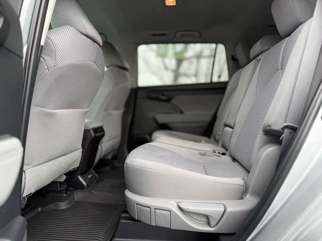 Used 2023 Toyota Highlander LE image 16