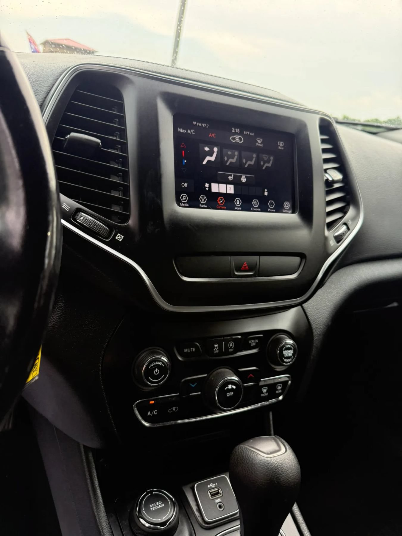 Used 2020 Jeep Cherokee Latitude w/ Cold Weather Group AWD/4WD image 13