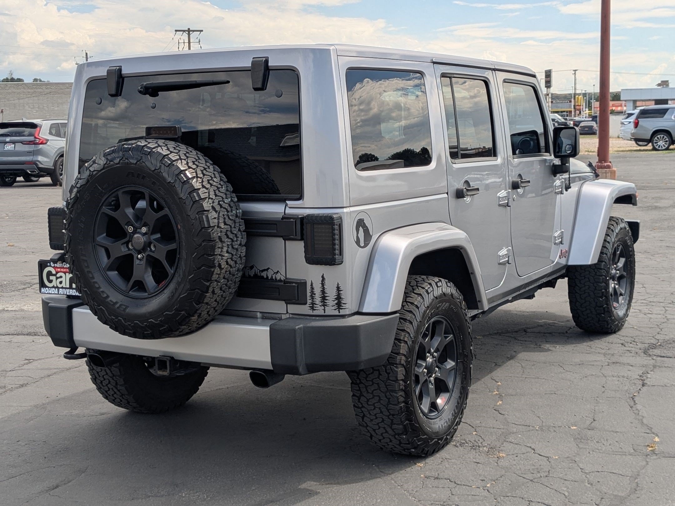 Used 2014 Jeep Wrangler Unlimited Sahara w/ Max Tow Package AWD/4WD image 3