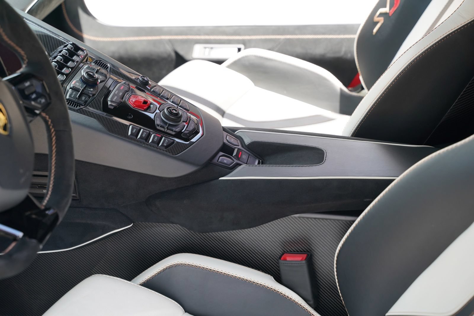 Used 2020 Lamborghini Aventador SVJ AWD/4WD image 39