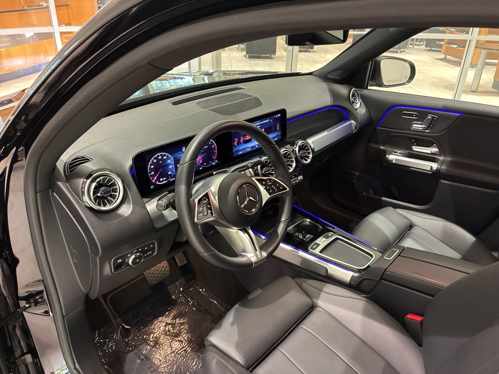 Used 2025 Mercedes-Benz GLB 250 4MATIC image 9