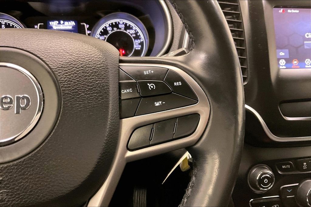 Used 2020 Jeep Cherokee Latitude w/ Cold Weather Group image 18