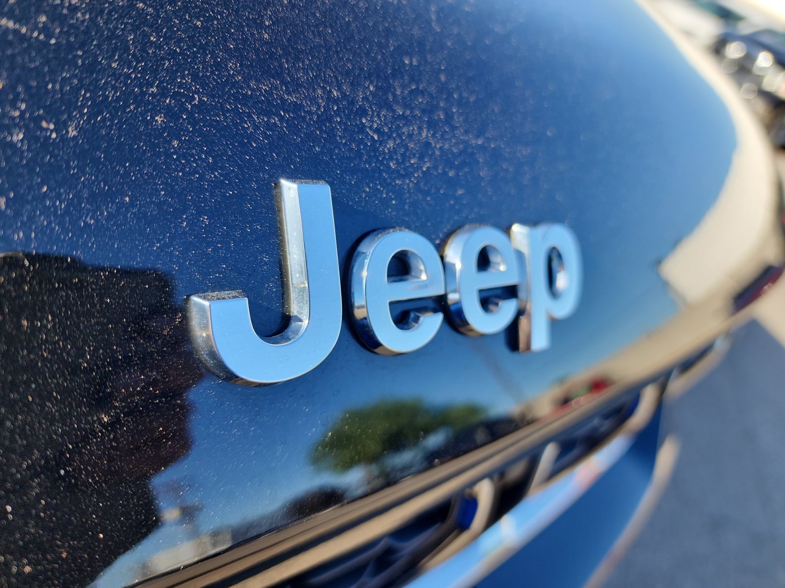 Used 2023 Jeep Grand Cherokee Laredo w/ Luxury Tech Group I RWD image 32