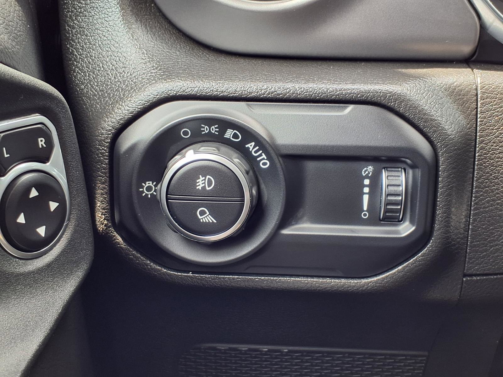Used 2023 Jeep Gladiator Sport AWD/4WD image 11