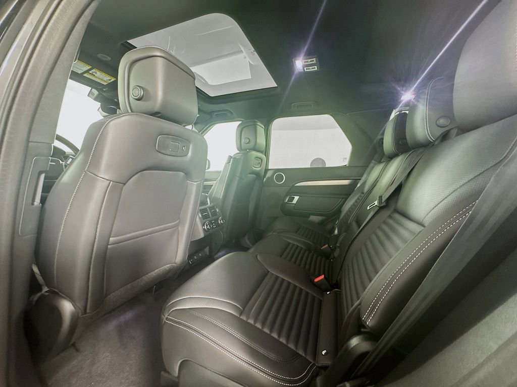 New 2025 Land Rover Discovery Dynamic SE image 24