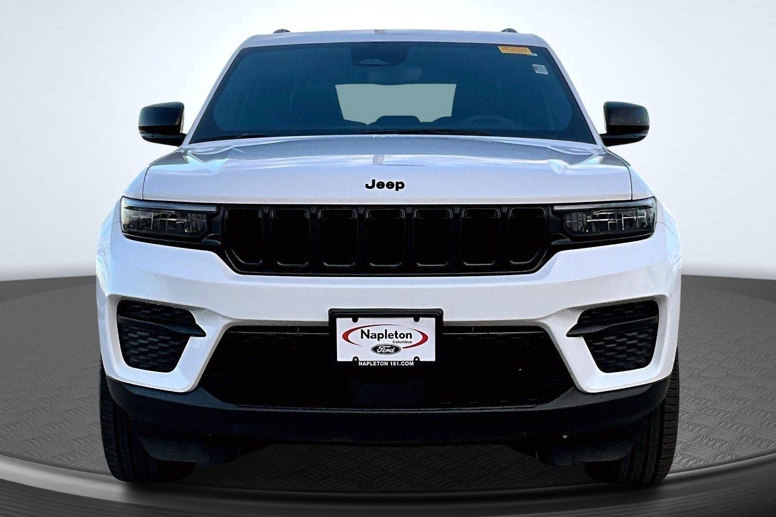 Used 2023 Jeep Grand Cherokee Altitude image 3