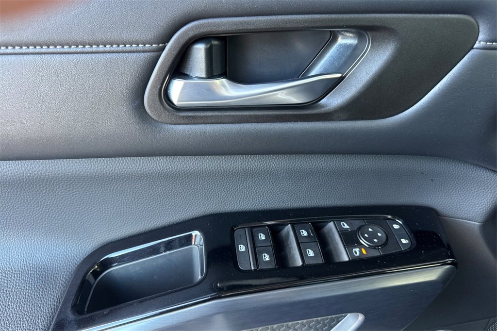 Certified 2024 Nissan Pathfinder SL image 12