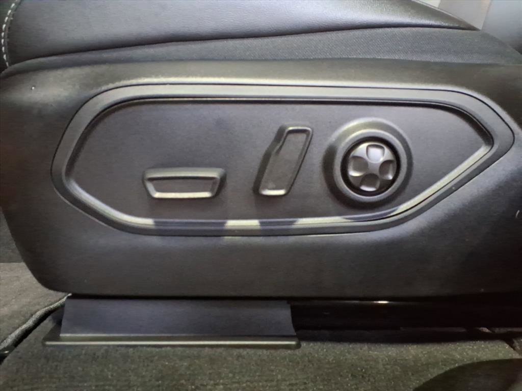 Used 2025 Jeep Grand Cherokee Limited w/ Black Appearance Package image 12