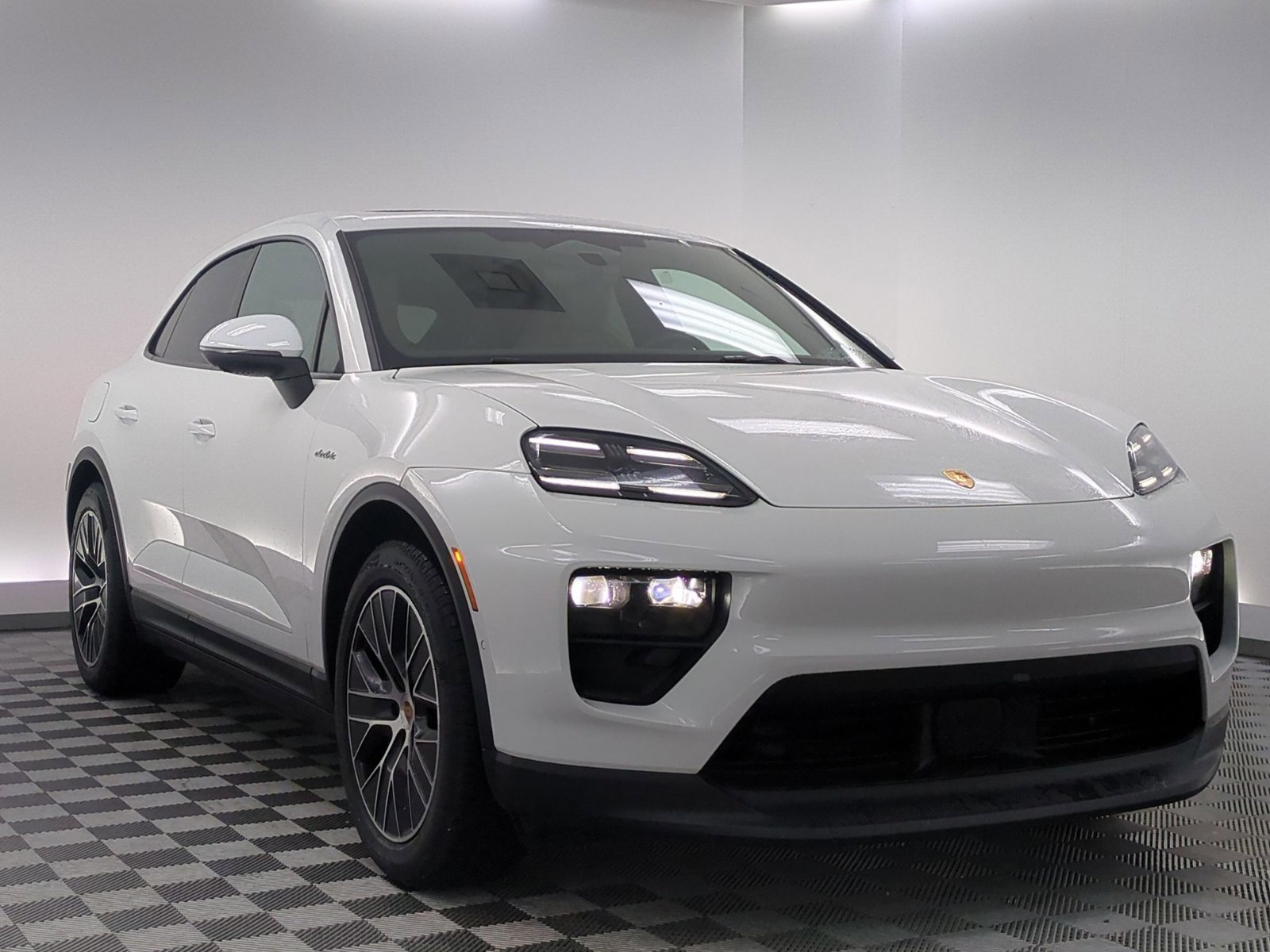 Certified 2025 Porsche Macan Electric RWD image 7