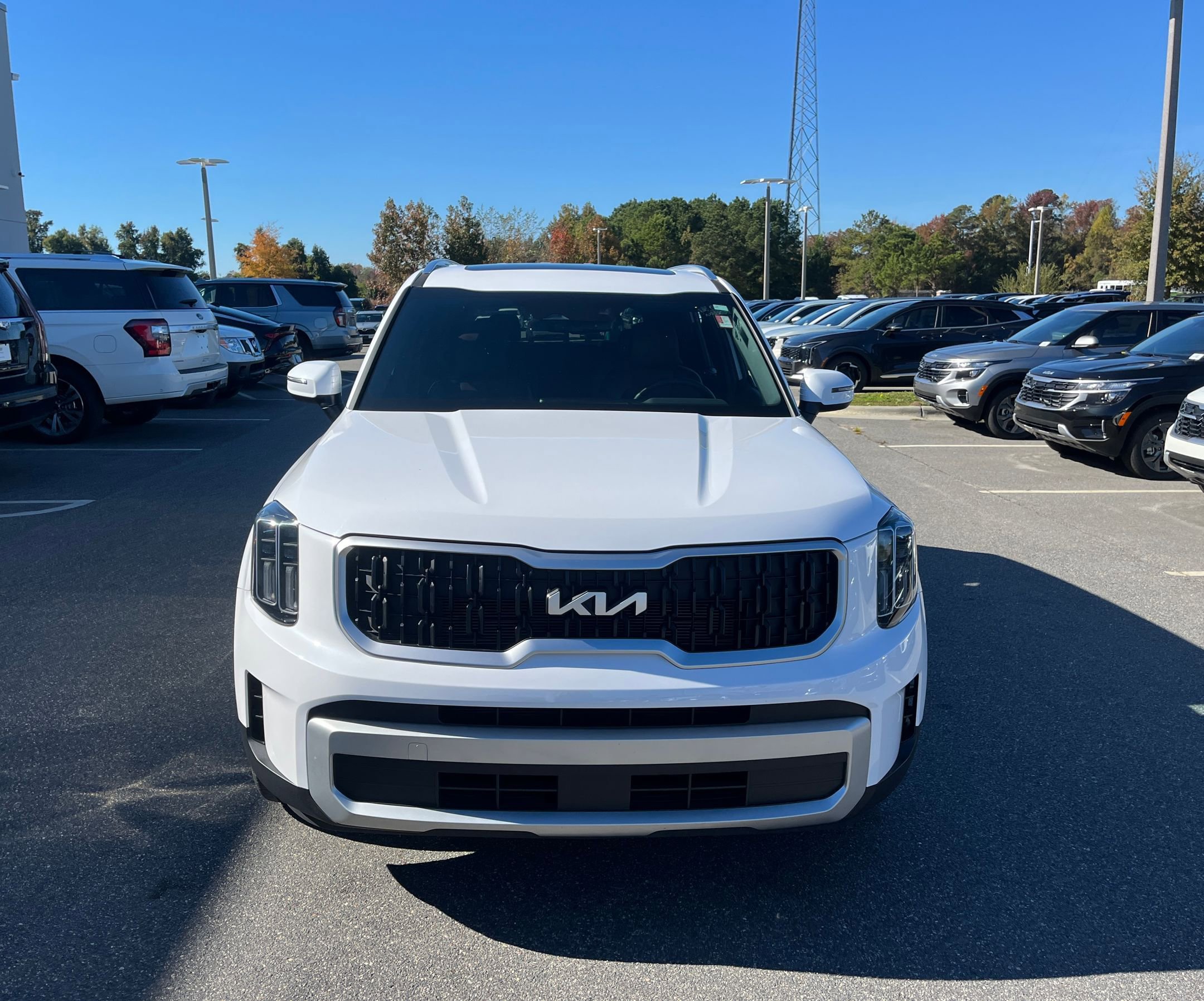 Used 2024 Kia Telluride EX w/ EX Captain's Chair Package image 2