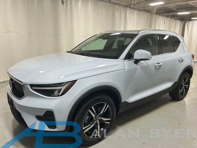 Used 2025 Volvo XC40 B5 Core AWD/4WD image 1