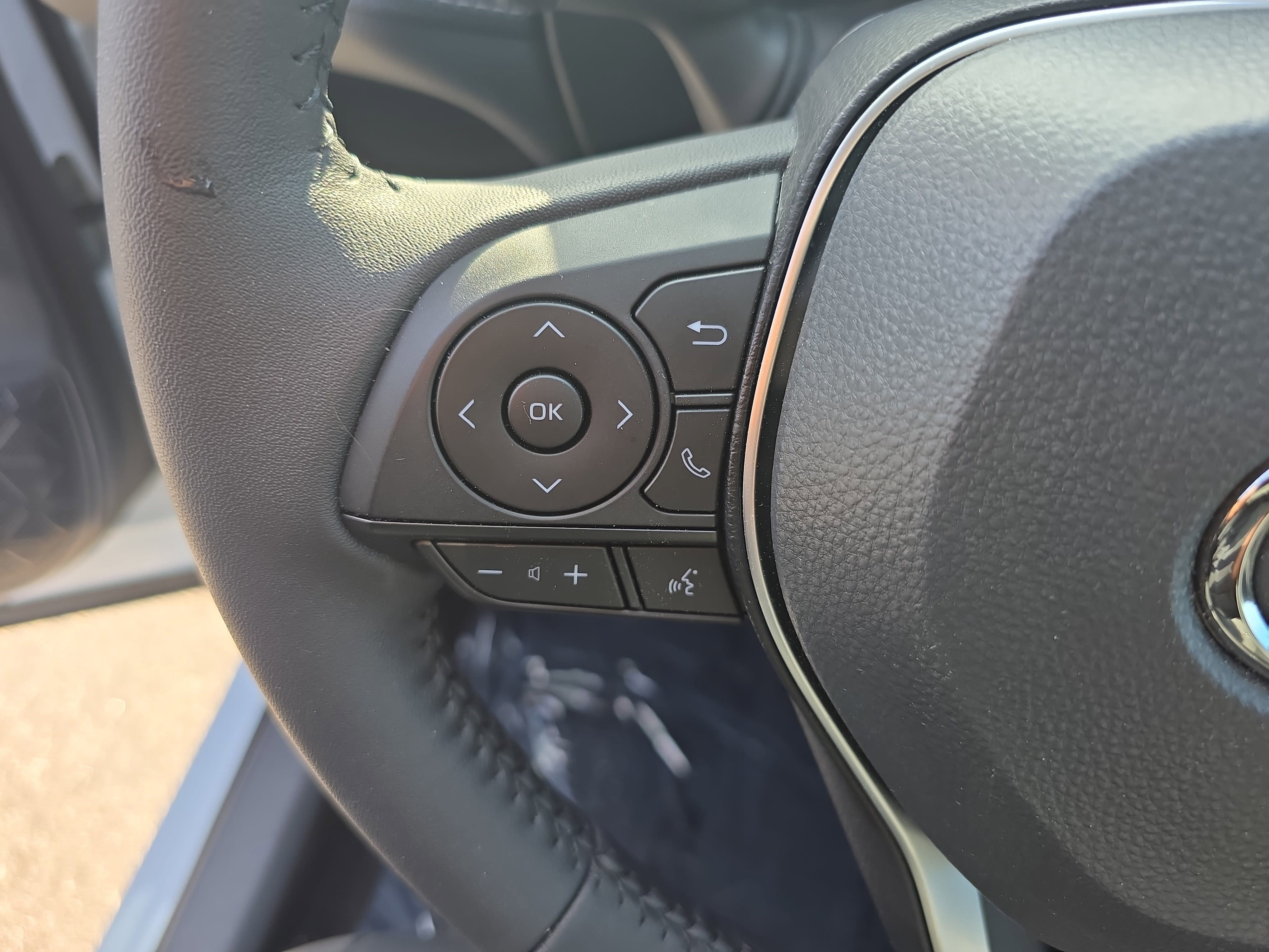 Used 2025 Toyota RAV4 Limited w/ Advanced Technology Package image 18