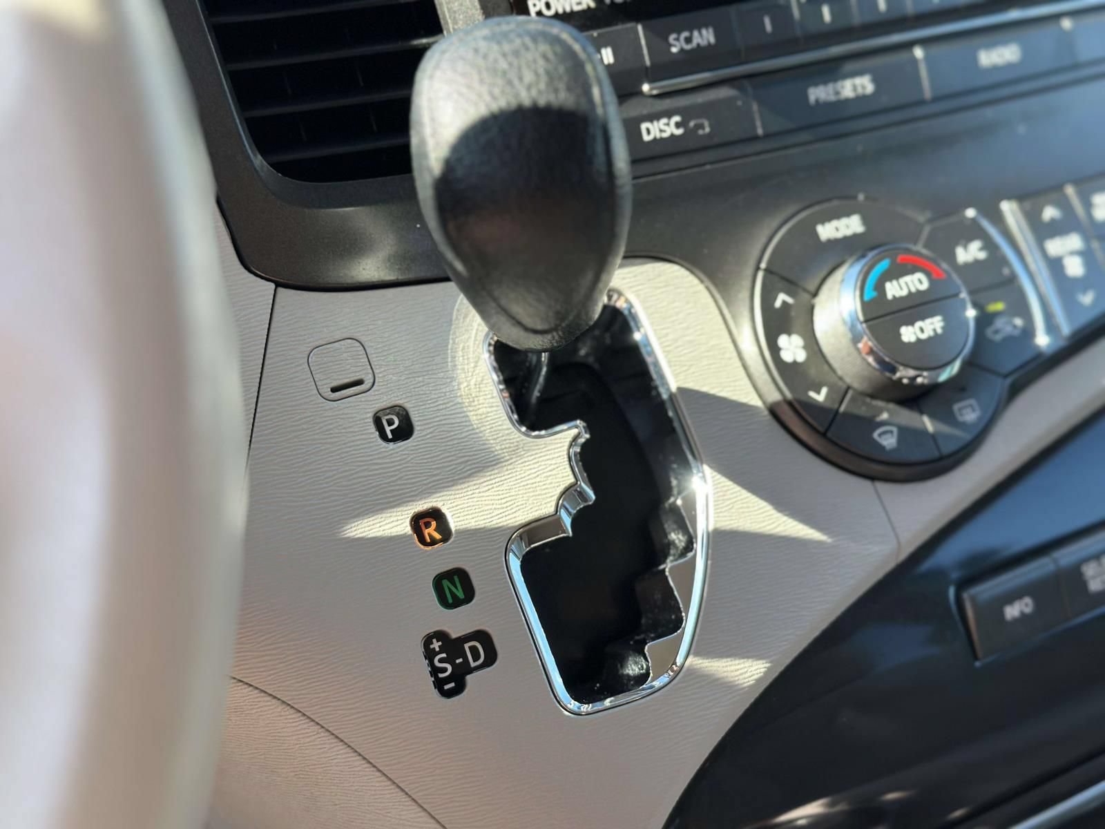 Used 2013 Toyota Sienna LE w/ Towing Pkg FWD image 13