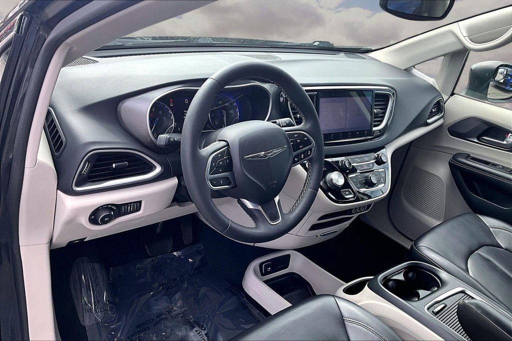 Used 2023 Chrysler Pacifica Touring-L FWD image 16
