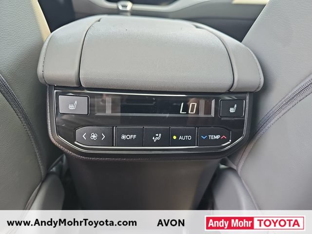 Used 2023 Toyota Highlander Platinum FWD image 32