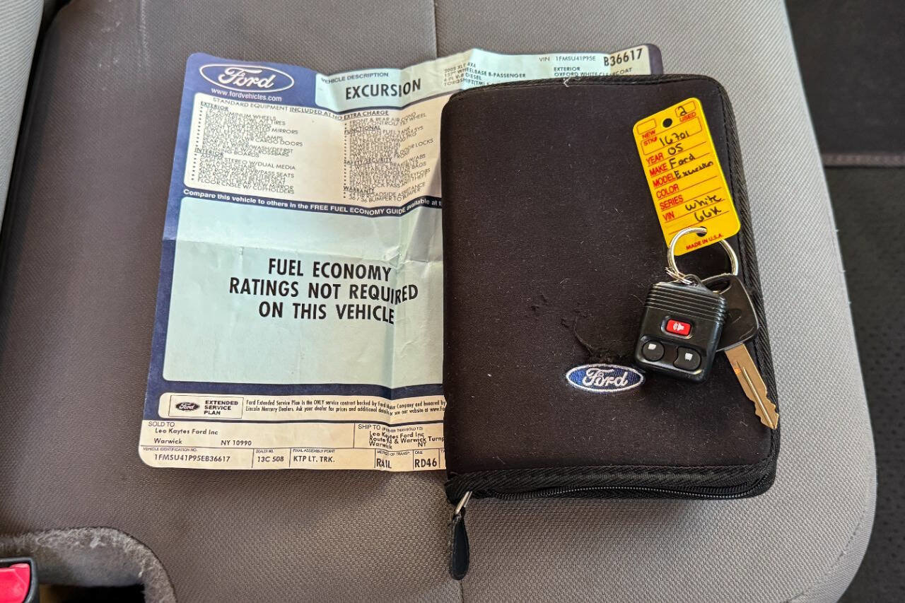 Used 2005 Ford Excursion XLT image 45