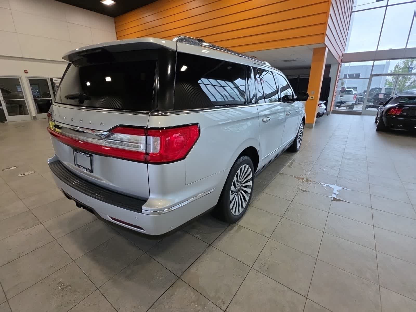 Used 2018 Lincoln Navigator L Reserve w/ Technology Package AWD/4WD image 10