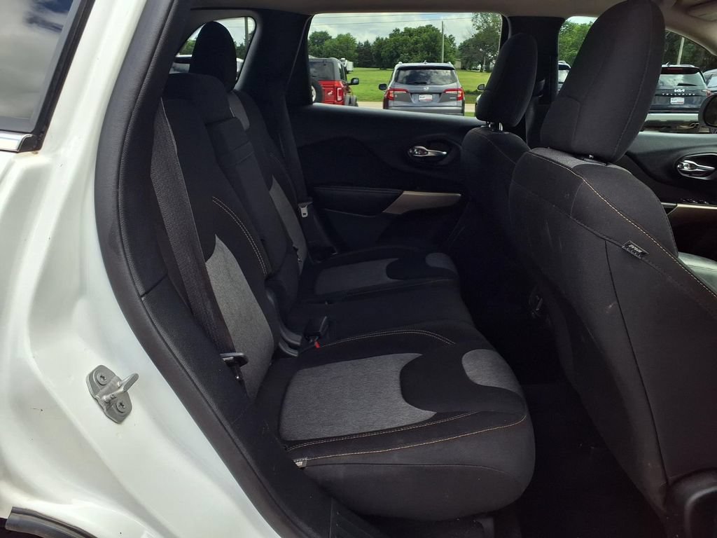 Used 2018 Jeep Cherokee Latitude FWD image 12