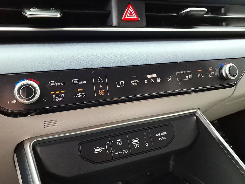 Used 2025 Kia Carnival EX FWD image 30