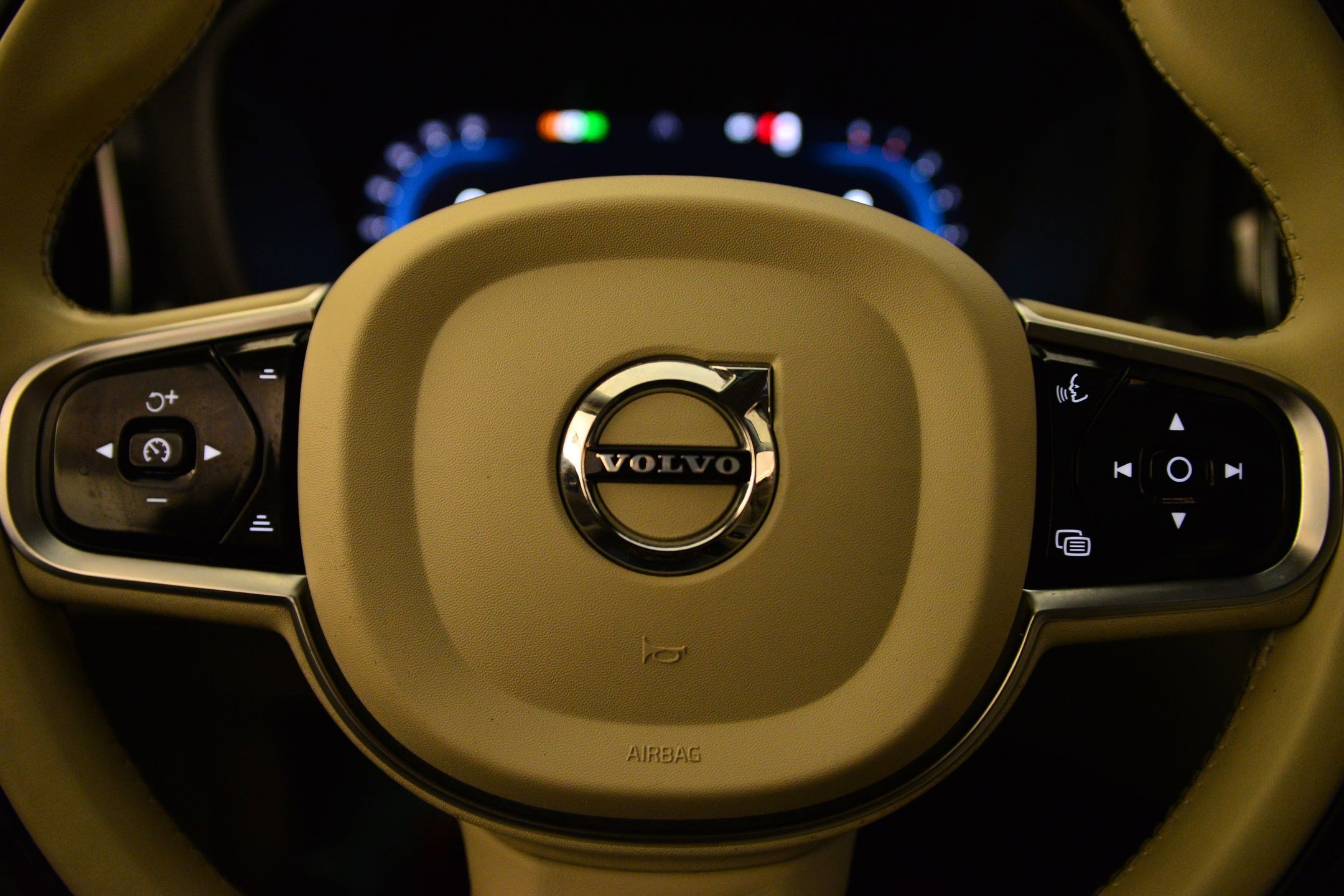 Used 2023 Volvo XC60 B5 Ultimate w/ Climate Package image 13