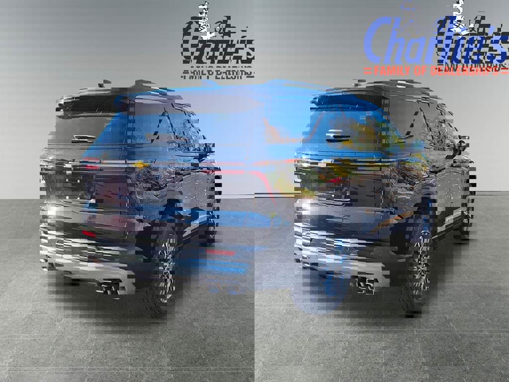 Used 2025 Chevrolet Traverse LT AWD/4WD image 4