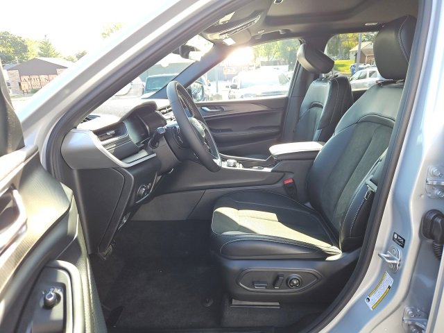 New 2025 Jeep Grand Cherokee Altitude image 27