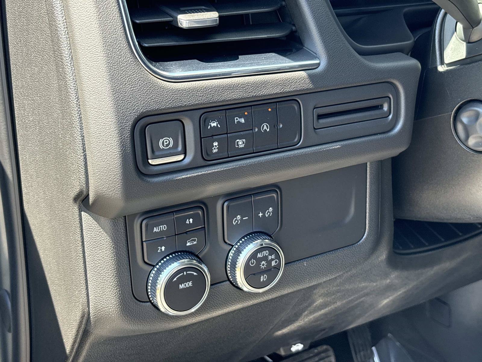 Used 2023 GMC Yukon SLT AWD/4WD image 18