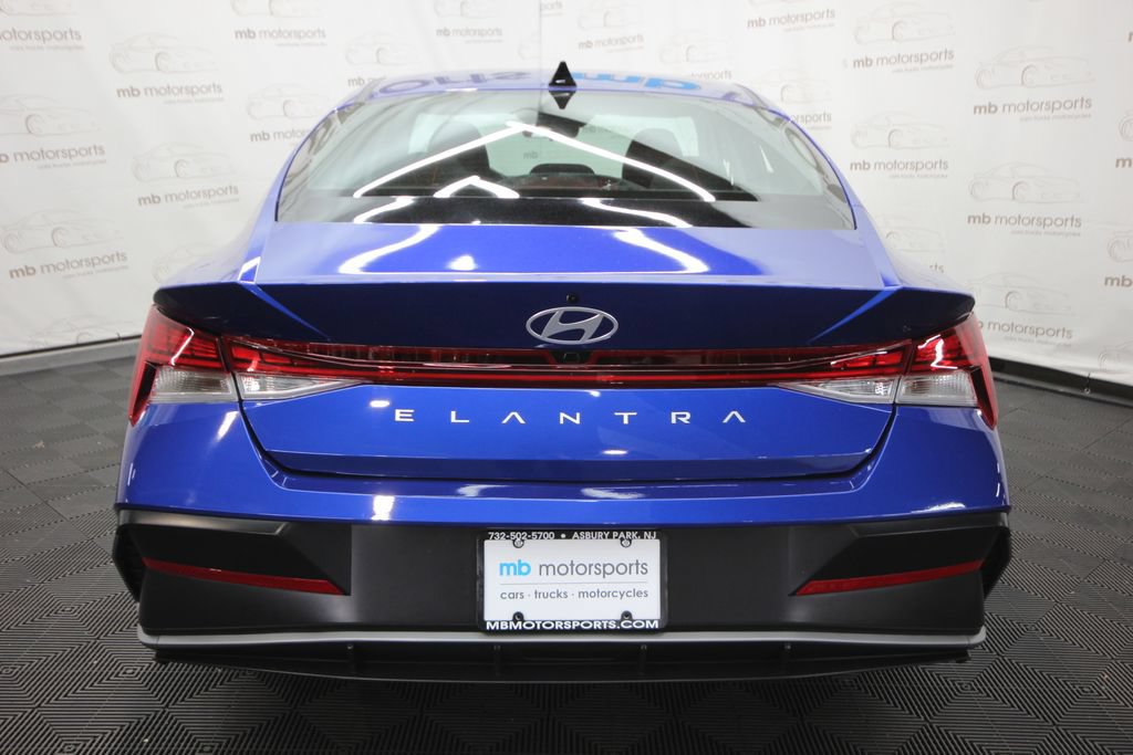 Used 2025 Hyundai Elantra SEL FWD image 5