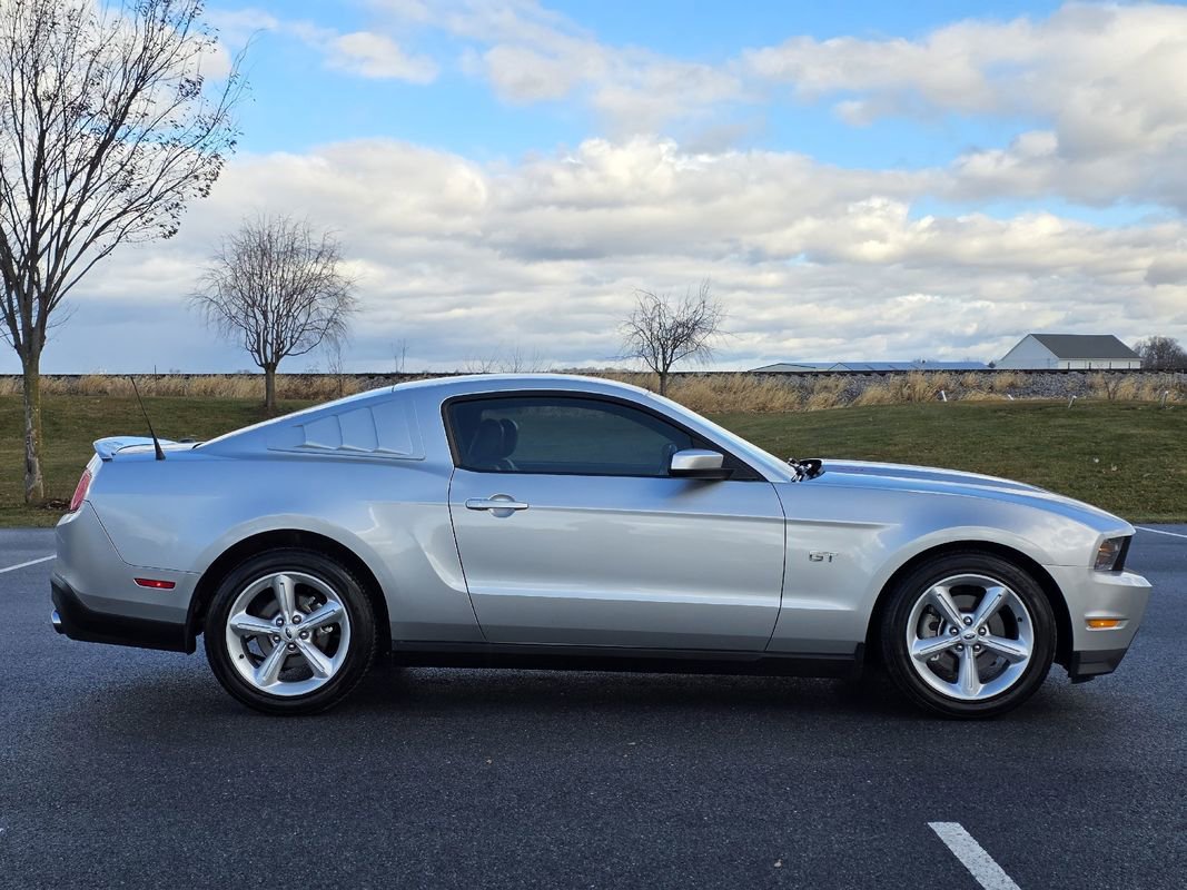 Used 2010 Ford Mustang GT Premium image 8