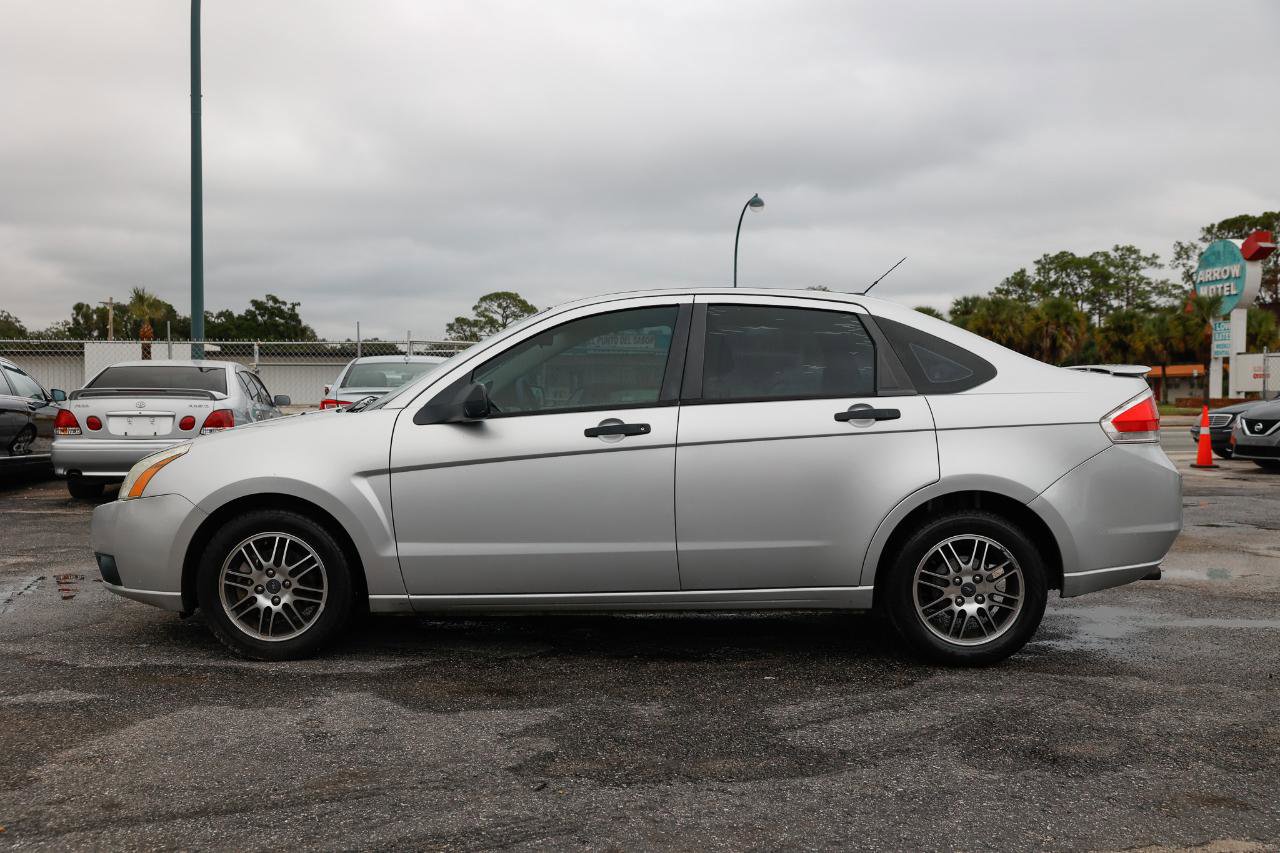 Used 2010 Ford Focus SE image 3