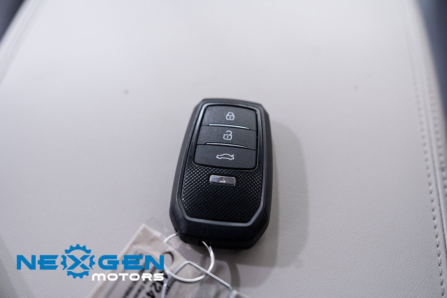 Used 2024 Kia Carnival EX image 28