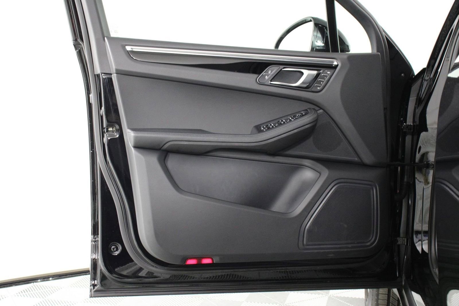 Certified 2025 Porsche Macan image 20