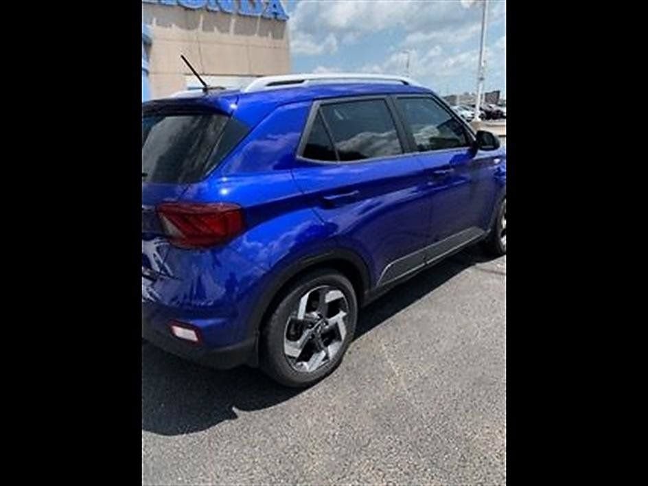 Used 2024 Hyundai Venue Limited FWD image 3