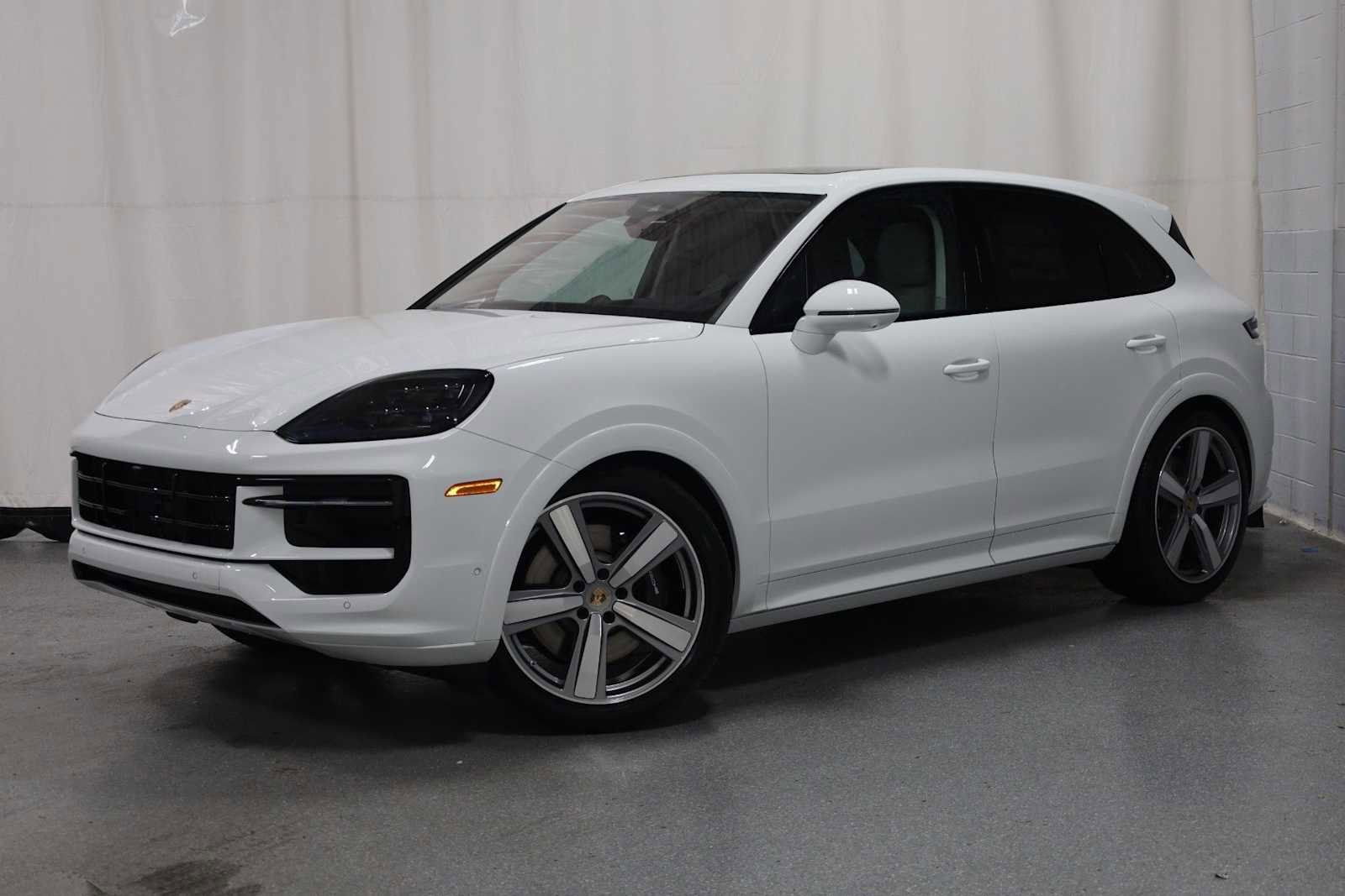 New 2025 Porsche Cayenne GTS video 1