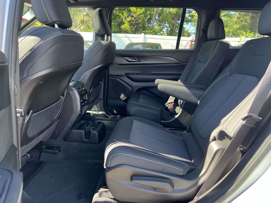 Used 2025 Jeep Grand Cherokee L Laredo image 15